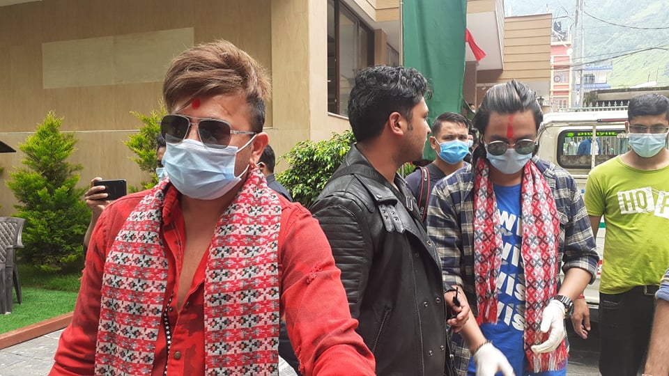 पल शाह र दुर्गेश थापाको बागलुङ्ग बाढीपिडितलाई सहयोग, यस्तो छ सहयोग विवरण