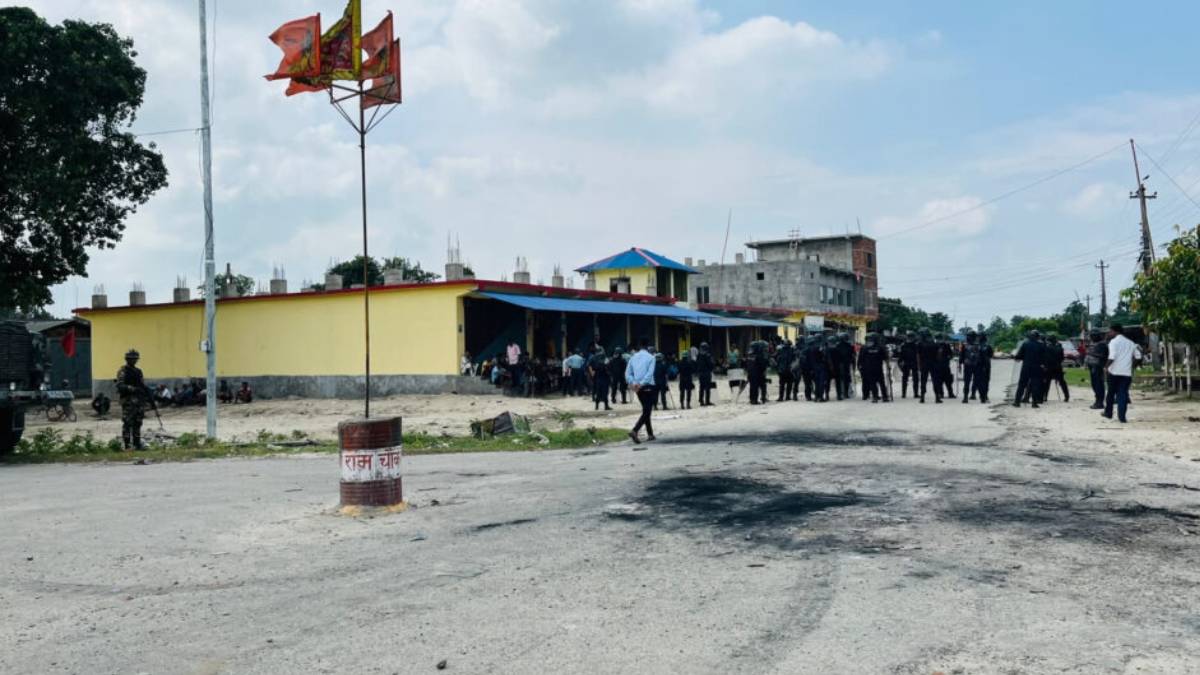गोलबजारमा हट्यो कर्फ्यु