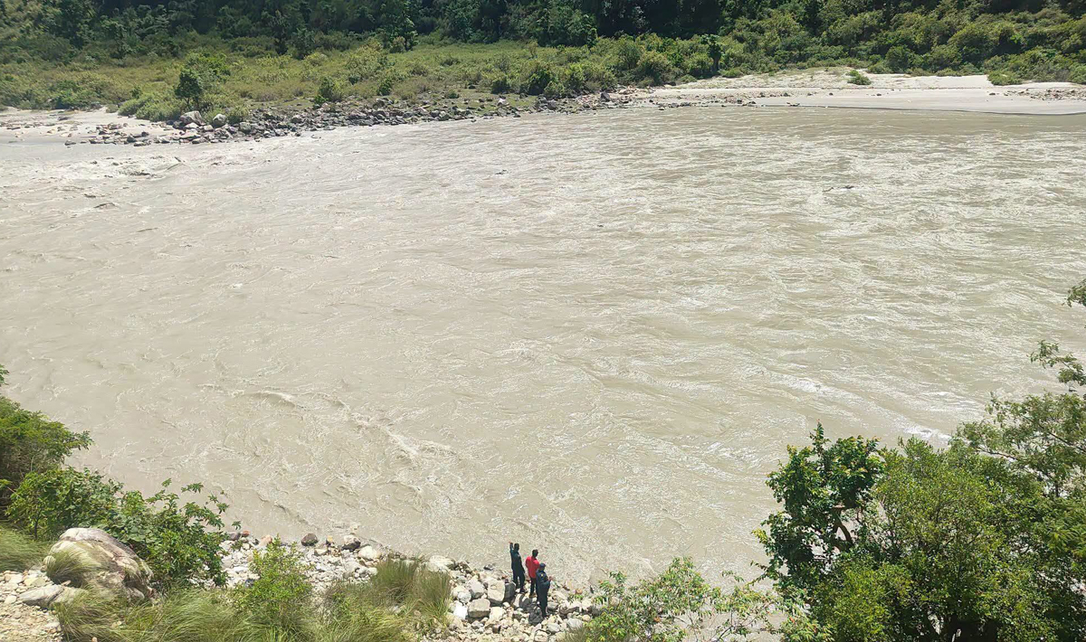 भेरी नदीमा जिप खस्यो, चालकसहित दुईजना बेपत्ता