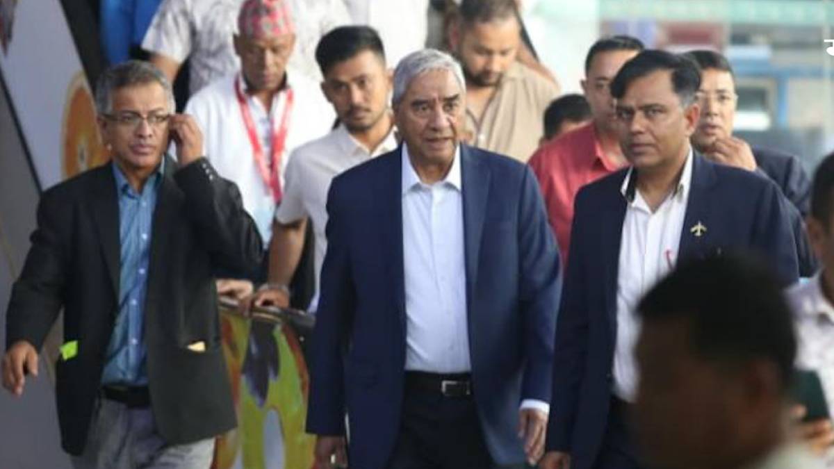 शेरबहादुर देउवा काठमाडौं आइपुगे, विमानस्थलमा नेता कार्यकर्ताले गरे स्वागत