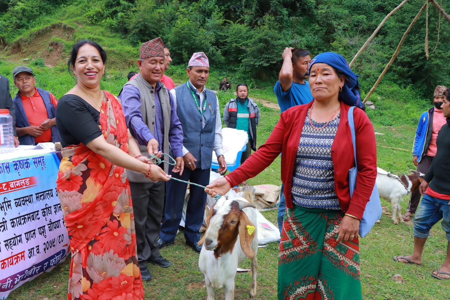बडिगाडका कृषकलाई राँगो, बाख्रा र त्रिपाल वितरण